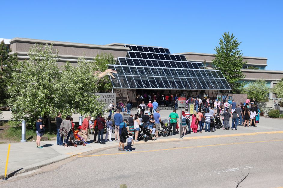 It was commonplace this season to see visitors to the Royal Tyrrell Museum lined up to enjoy the exhibits. mailphoto by Patrick Kolafa