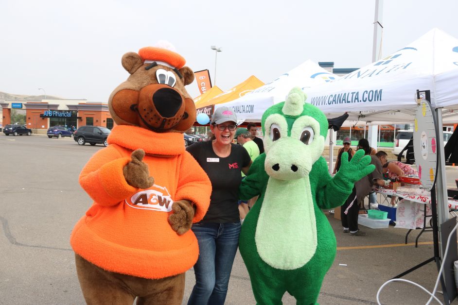 Kim Mortimer, Development Coordinator for the central Alberta MS chapter made a couple new friends at Drumheller’s “Burgers to Beat MS” at A&W last Thursday. mailphoto by Patrick Kolafa